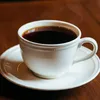 白のカップに入ったブラックコーヒー。